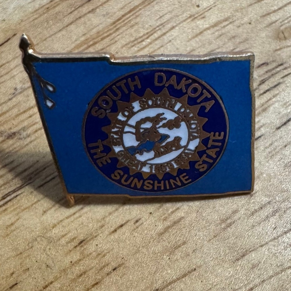 South Dakota State Flag Lapel Pin Gold Tone Enamel The Sunshine State Souvenir